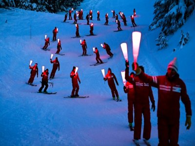 Des moniteurs de ski français participent à une descente aux flambeaux pour le 16 janvier 2021 dans la station de Chamrousse, en Isère, pour protester contre la décision du gouvernement de maintenir la fermeture des remontées mécaniques - Olivier CHASSIGNOLE, - [AFP/Archives]