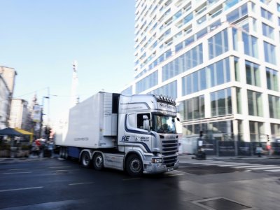 Un camion dans le centre d'Anvers (Belgique), le 25 janvier 2021. - Kenzo TRIBOUILLARD [AFP]