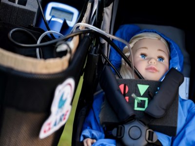 Dans sa poussette, Claire est une poupée équipée de capteurs pour mesurer la pollution de l'air, à Anvers (Belgique) le 25 janvier 2021. - Kenzo TRIBOUILLARD [AFP]
