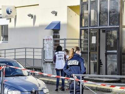 Une policière et des membres des services de secours devant une agence Pôle Emploi de Valence où une conseillère a été tuée, le 28 janvier 2021 - PHILIPPE DESMAZES [AFP]