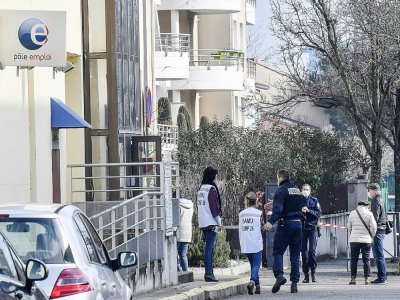 Des policiers et des membres des services de secours devant une agence Pôle Emploi de Valence où une conseillère a été tuée, le 28 janvier 2021 - PHILIPPE DESMAZES [AFP]