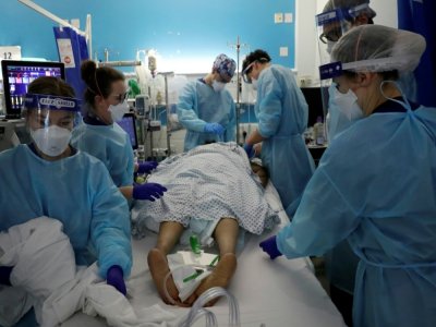 Des membres du personnel de soins intensifs s'occupent d'un patient atteint du Covid-19 à l'hôpital King's College de Londres (Royaume-Uni) le 27 janvier 2021. - Kirsty Wigglesworth [POOL/AFP]