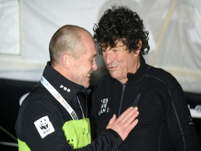 Kevin Escoffier et son "sauveur" Jean Le Cam, après l'arrivée de ce dernier aux Sables-d'Olonne, à l'issue du Vendée Globe, le 29 janvier 2021 - JEAN-FRANCOIS MONIER [AFP]