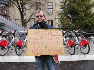 Plusieurs manifestants affichaient des slogans anti-capitalistes sur leurs pancartes. - Guillaume Lemoine