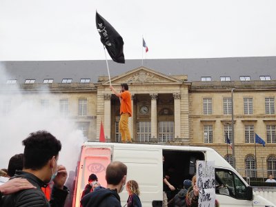 Le drapeau pirate des manifestants a flotté quelques instants au milieu de ceux de l'Hôtel de Ville. - Guillaume Lemoine