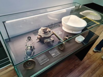 L'exposition organisée à la Cité de la Mer présente des objets de toilettes et des accessoires de mode de la Belle Époque.