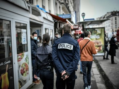 Patrouille dans les rues et dans un restaurant parisien le 3 février 2021 pour vérifier les normes sanitaires - STEPHANE DE SAKUTIN [AFP]