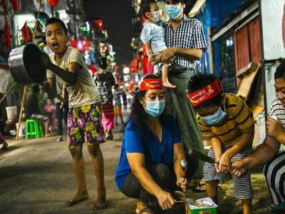 A Rangoun, des habitants manifestent en tapant sur des seaux et des casseroles, le 4 février 2021 - STR [AFP]