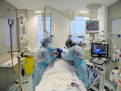 Un malade du Covid est pris en charge à l'unité des urgences à l'hôpital Nord de Marseille le 2 février 2021 - NICOLAS TUCAT [AFP]