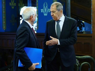 Le ministre russe des affaires étrangères Sergueï Lavrov (d) et le haut représentant de l'Union européenne pour les affaires étrangères et la politique de sécurité Josep Borrell à Moscou ,le 5 février 2021 - Handout [RUSSIAN FOREIGN MINISTRY/AFP]