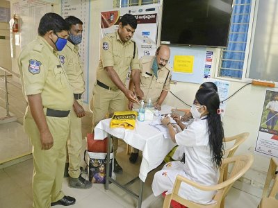 Des policiers s'apprêtent à se faire vacciner contre le Covid-19, à Hyderabad, en Inde, le 6 février 2021 - Noah SEELAM [AFP]