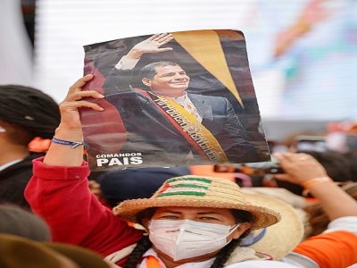 Une partisane du candidat à la présidentielle équatoriene Andrés Arauz brandit un portrait de l'ancien président Rafael Correa, le 4 février 2021 à Quito - RODRIGO BUENDIA [AFP]