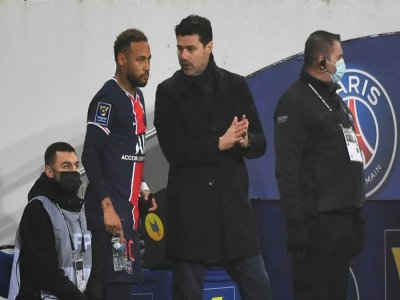 L'entraîneur du PSG Mauricio Pochettino donne ses consignes à Neymar, lors du Trophée des champions, le 13 janvier 2021 à Lens - Denis Charlet [AFP]