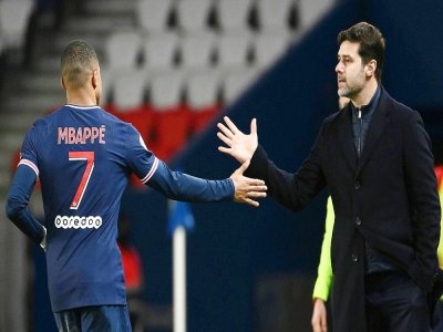 L'attaquant du PSG Kylian Mbappé félicité par son entraîneur Mauricio Pochettino, lors d'un match contre Nîmes, le 3 février 2021 au Parc des Princes - FRANCK FIFE [AFP/Archives]