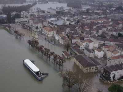 Vue aérienne sur Saintes (Charente-Maritime) inondée, le 6 février 2021 - MEHDI FEDOUACH [AFP]