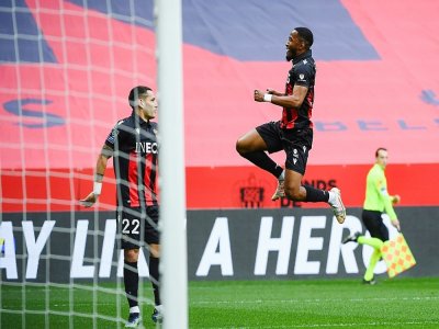 L'attaquant niçois Myziane Maolida, célèbre son but marqué face à Angers, lors de leur match de L1, le 7 février 2021 au stade de l'Allianz Riviera - CLEMENT MAHOUDEAU [AFP]