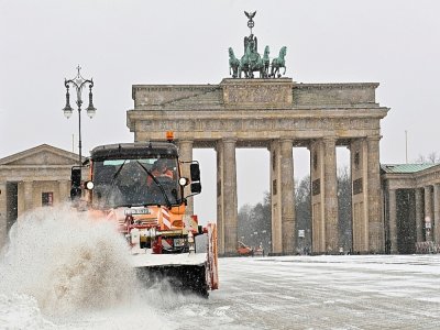 Nettoyage de la neige devant la porte de Brandebourg à Berlin (Allemagne), le 7 février 2021. - Tobias Schwarz [AFP]