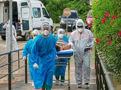 Une malade du Covid-19 est transférée vers un autre hôpital à Santarem, au Brésil, le 7 février 2021 - TARSO SARRAF [AFP]