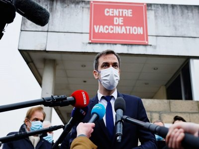 Le ministre de la Santé Olivier Véran, qui est également médecin, est vacciné avec une dose AstraZeneca le 8 février 2021 au centre hospitalier de Melun, en tant que soignant - Thomas SAMSON [POOL/AFP]