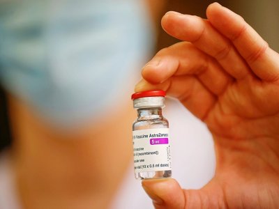 Un membre du personnel soignant montre une dose du vaccin AstraZeneca à l'hôpital de Melun, le 8 février 2021 - Thomas SAMSON [POOL/AFP]