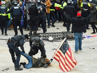 Policiers et manifestants lors de l'assaut du Capitole à Washington le 6 janvier 2021 - ROBERTO SCHMIDT [AFP]