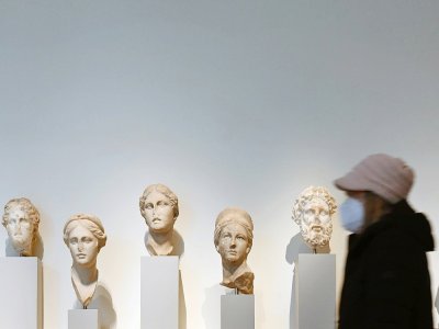 Un visiteur au Metropolitan Museum of Art à New York City le 9 février 2021 - Angela Weiss [AFP]