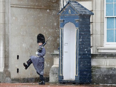 Une sentinelle des gardes écossais sous la neige à Buckingham Palace, à Londres (Royaume-Uni) le 9 février 2021. - JUSTIN TALLIS [AFP]