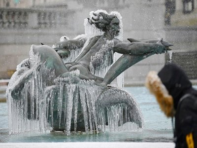 Une statue de sirène gelée, sur une fontaine de Trafalgar Square à Londres (Royaume-Uni) le 9 février 2021. - JUSTIN TALLIS [AFP]