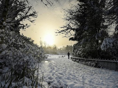 Des promeneurs dans le parc Victoria à Glasgow, en Ecosse (Royaume-Uni) le 9 février 2021. - Andy Buchanan [AFP]