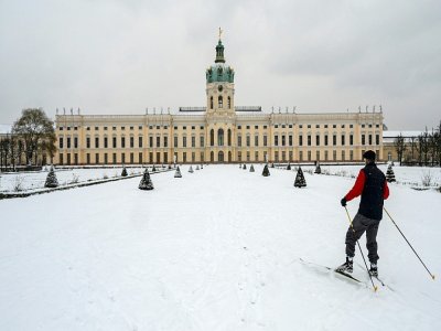 Un homme à skis dans les jardins du château de Charlottenbourg, à Berlin (Allemagne) le 9 février 2021. - John MACDOUGALL [AFP]