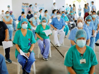 Des personnels médicaux péruviens attendent de recevoir une dose d'un vaccin contre le coronavirus à Lima le 9 février 2021 - Luka GONZALES [AFP]