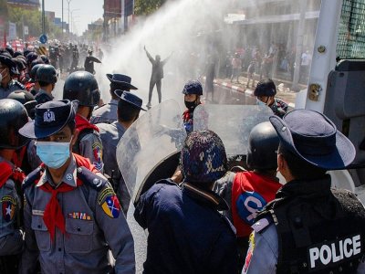 La police utilise un canon à eau contre des manifestants à Mandalay (Birmanie), le 9 février 2021 - STR [AFP]