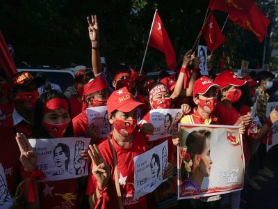 Des manifestants pro-démocratie réclament la libération d'Aung San Suu Kyi, le 9 février 2021 à Rangoun - Sai Aung Main [AFP]