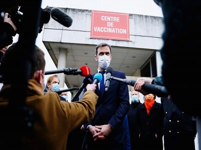 Olivier Véran tient un point presse à Melun, le 8 février 2021 après s'être fait vacciner - Thomas SAMSON [POOL/AFP]