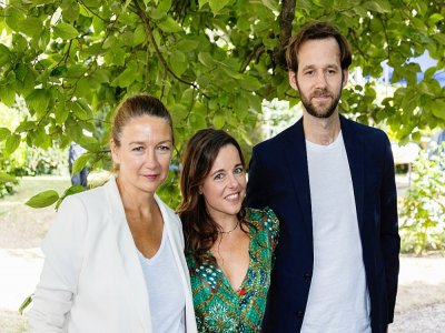 La réalisatrice Caroline Vignal et les acteurs Laure Calamy et Benjamin Lavernhe posent le 29 août 2020 à Angoulême - Yohan BONNET [AFP/Archives]