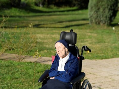 Soeur André, qui aura 117 ans jeudi, profite du soleil dans le jardin de son Ehpad à Toulon, le 10 février 2021 - NICOLAS TUCAT [AFP]