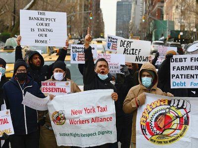 Des chauffeurs de taxi manifestent pour réclamer des annulations de dette le 10 février 2021 à New York - Angela Weiss [AFP]
