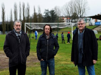 Trois amis de Michel Platini,  Gérard Keff, Frédéric Bragard et Michel Keff (de gàd), posent sur la pelouse du "Complexe sportif Platini", le 13 janvier 2021 à Joeuf - JEAN-CHRISTOPHE VERHAEGEN [AFP/Archives]