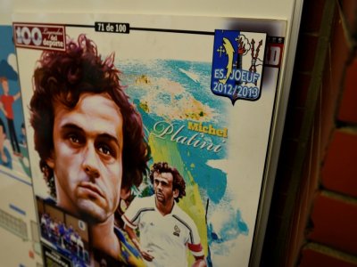 Un poster de l'ancien footballeur Michel Platini, né à Joeuf, est affiché sur un mur du  "Complexe sportif Aldo Platini", le 13 janvier 2021 - JEAN-CHRISTOPHE VERHAEGEN [AFP/Archives]