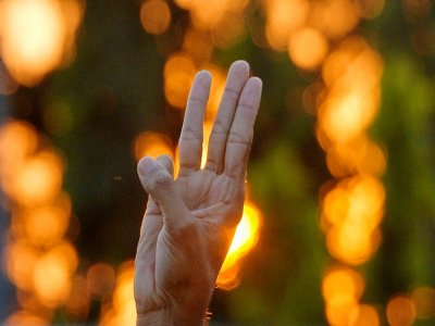 Un manifestant fait le salut à trois doigts au cours d'un rassemblement contre les militaires à  Naypyidaw en Birmanie le 11 février 2021 - STR [AFP]