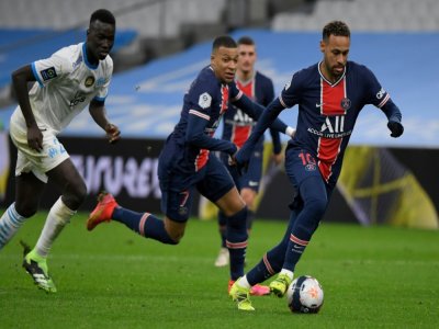 Les attaquants du PSG Kylian Mbappé (c) et Neymar (d) contre Marseille au stade Vélodrome, le 7 février 2021 - NICOLAS TUCAT [AFP/Archives]
