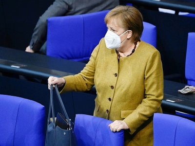 La chancelière allemande Angela Merkel prend sa place avant de s'adresser au Bundestag (chambre basse du Parlement allemand) le 11 février 2021 à Berlin. - Tobias SCHWARZ [AFP]