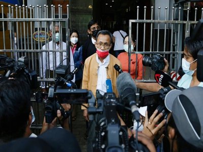 Un membre de la Ligue nationale pour la démocratie (LND), Soe Win, s'adresse aux médias après le raid mené par les autorités au siège de son parti, à Rangoun le 11 février 2021 - STR [AFP]