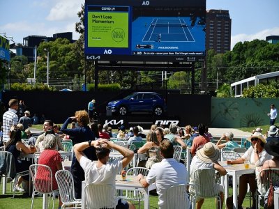 Des amateurs de tennis regardent un match de l'Open d'Australie à Melbourne, le 12 février 2021 - Paul CROCK [AFP]