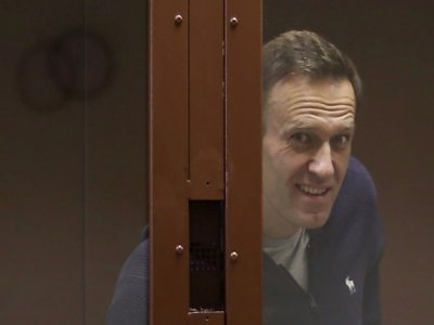 Alexis Navalny dans une cage de verre pendant son procès en diffamation à Moscou, sur une image fournie par le tribunal Babouchkinski le 12 février 2021 - Handout [Moscow's Babushkinsky district court press service/AFP]