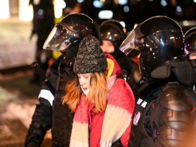 Une femme arrêtée lors d'une manifestation pro-Navalny à Moscou le 2 février 2021 - Kirill KUDRYAVTSEV [AFP/Archives]