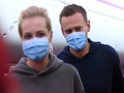 L'opposant russe Alexeï Navalny et sa femme Ioulia dans un avion les ramenant à Moscou le 17 janvier 2021 - Kirill KUDRYAVTSEV [AFP/Archives]