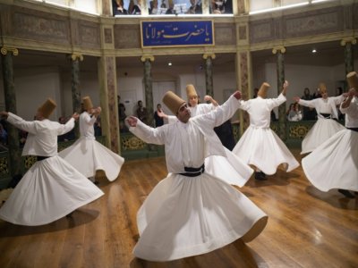 Des derviches tourneurs évoluent lors d'une cérémonie commémorant la mort du fondateur du soufisme Jalal al-Din Mevlana Roumi, le 16 décembre 2018 à Istanbul - Yasin AKGUL [AFP/Archives]