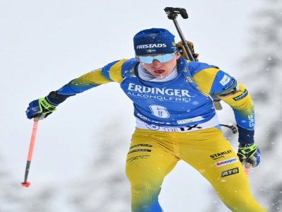 Le Suédois Martin Ponsiluoma, lors de l'épreuve du 10 km sprint aux Championnats du monde de biathlon, le 12 février 2021 à Pikljuka (Slovénie) - Joe Klamar [AFP]