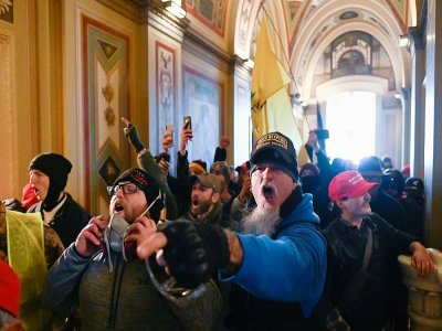 Des partisans de Donald Trump lors de l'assaut sur le Capitole à Washington, le 6 janvier 2021 - ROBERTO SCHMIDT [AFP/Archives]